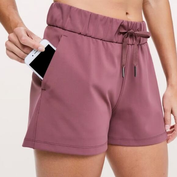 Lululemon On The Fly Short Woven 2.5'" in Misty Merlot Sz 8 - Picture 1 of 8